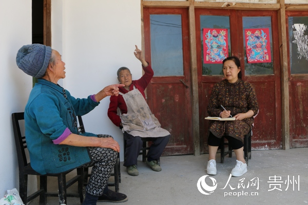 吳桂蘭走訪了解貧困戶生活情況，並拉起了家常。