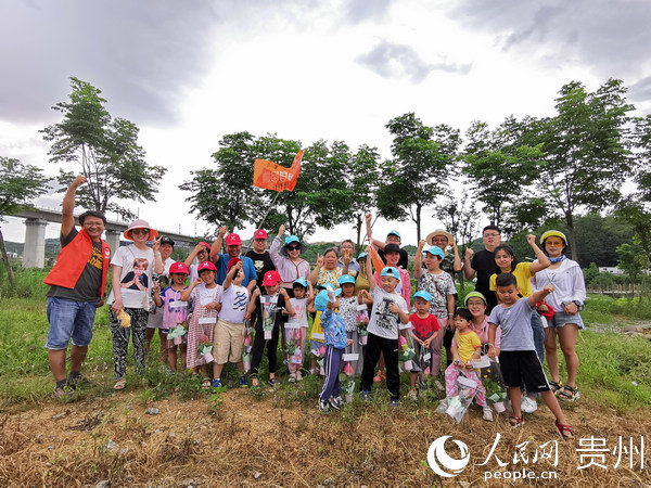 游客在朱昌鎮瓜蔞基地開展田野體驗活動