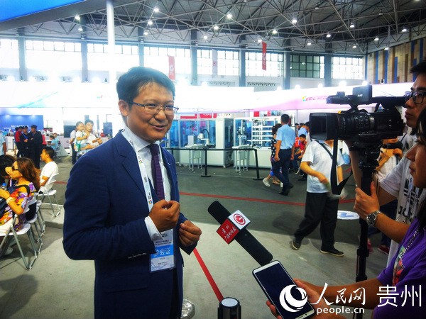 劉銳在工業博覽會上接受媒體採訪