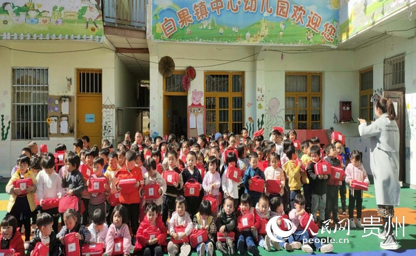 貴州省慈善總會向赫章縣發放2397個兒童防護包。