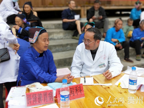 副主任醫師楊秀禹為糖尿病患者提供治療方案。龍靈芳 攝