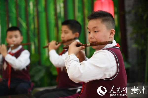 民樂團竹笛社團的學生進行竹笛吹奏練習