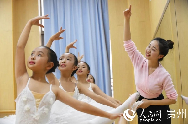 舞蹈社團的老師指導學生練習舞蹈