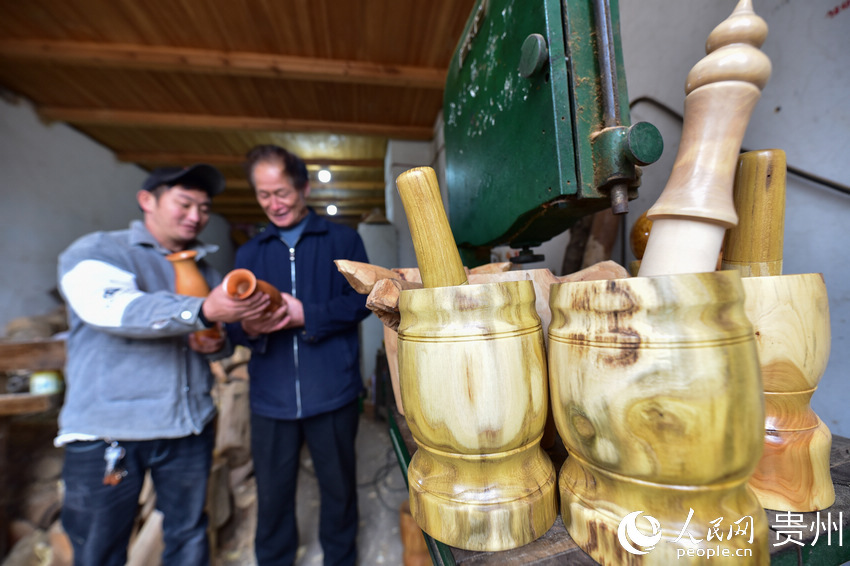 貴州省丹寨縣龍泉鎮，吳明章（右）在好友的木藝加工作坊參觀。