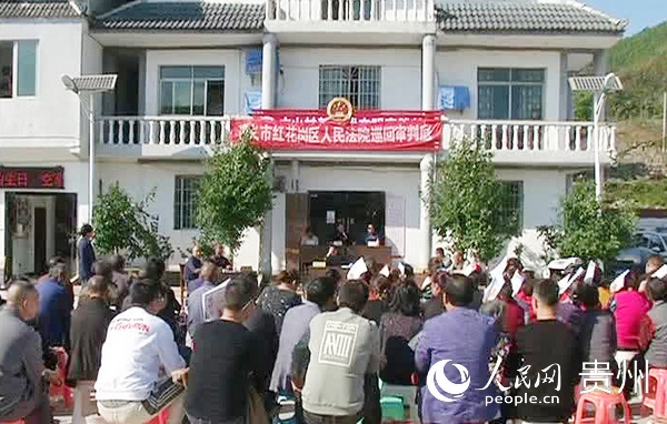 紅花崗區人民法院在巷口鎮中山村公開審理一起相鄰權糾紛案。