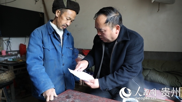 楊明學（右）給馬金平解釋存折流水