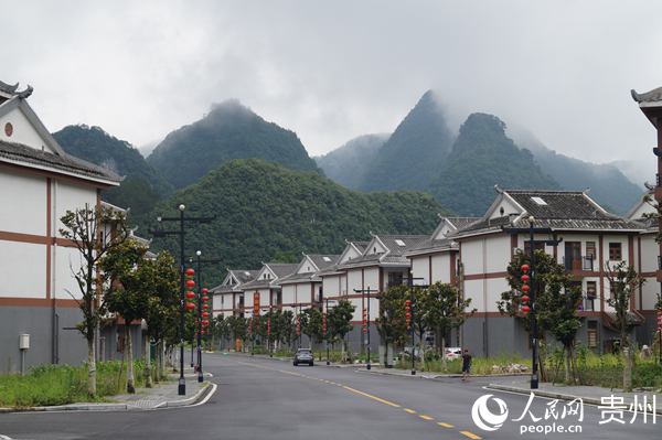 新街村安置區雨后春景。