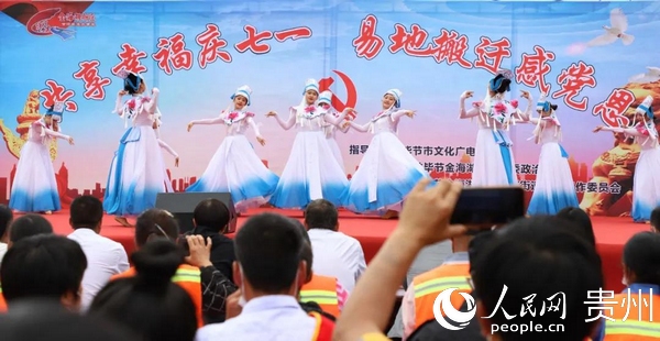 建黨節期間舉行演出培育群眾感黨恩、跟黨走的意識。鄭焦龍 攝