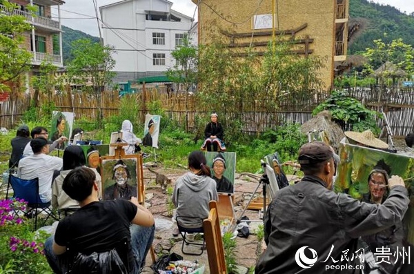 瑤族群眾為畫家擔任寫生模特。