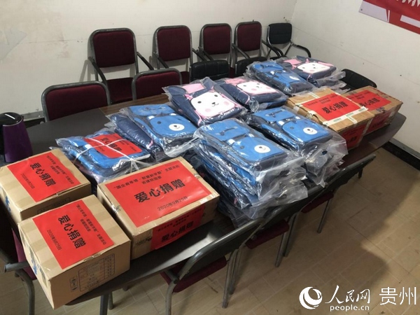 公司團委向歹陽小學學生捐贈學習用品。