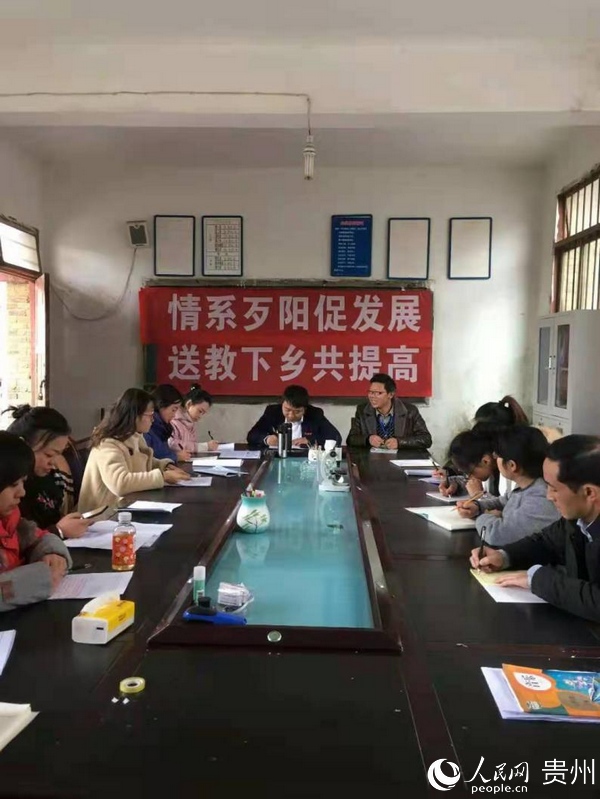 市府路小學老師與歹陽小學老師開展教研活動。