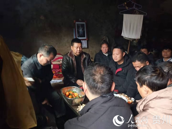 尚躍康（左二）與群眾座談謀劃發展事宜