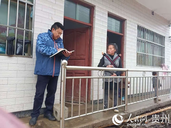 尚躍康深入化作鄉箐上村走訪貧困戶