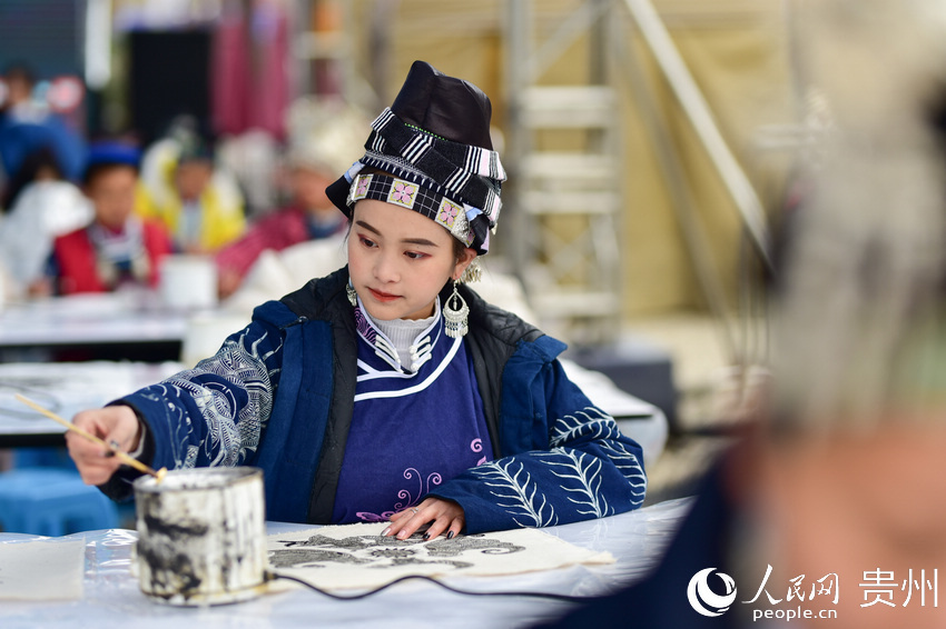 12月12日，参赛选手在贵州省丹寨县万达小镇参加“非遗匠人技艺大赛”蜡染绘画比赛。