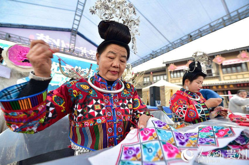 12月12日，参赛选手在贵州省丹寨县万达小镇参加“非遗匠人技艺大赛”苗族传统刺绣比赛。4