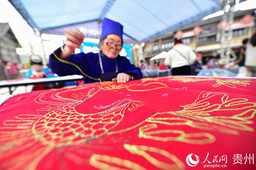 12月12日，参赛选手在贵州省丹寨县万达小镇参加“非遗匠人技艺大赛”苗族传统刺绣比赛。