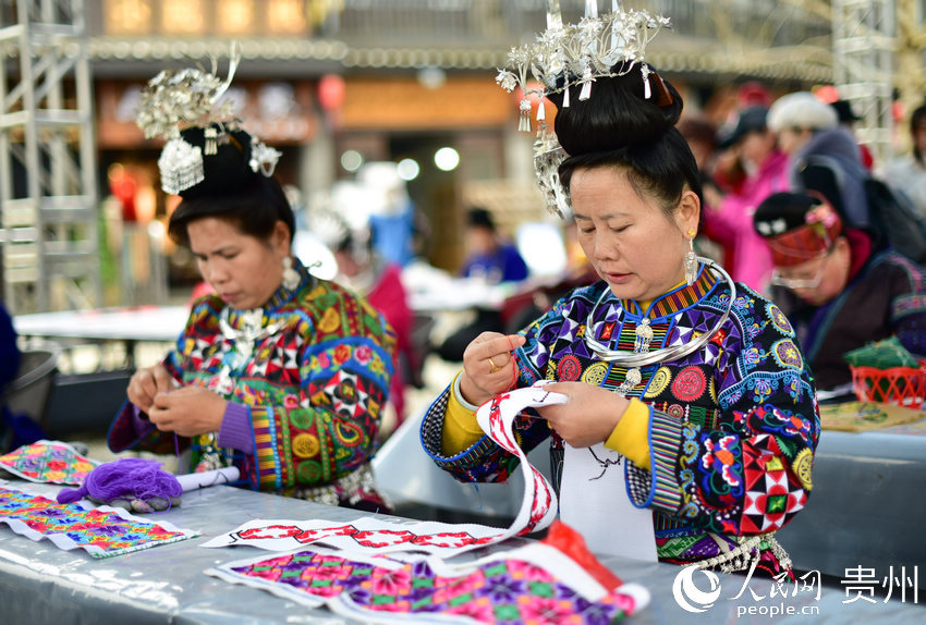 12月12日，参赛选手在贵州省丹寨县万达小镇参加“非遗匠人技艺大赛”苗族传统刺绣比赛。