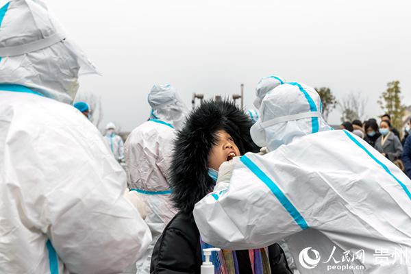 2020年12月14日，貴州省畢節市黔西縣開展疫情防控核酸應急檢測演練，醫務工作人員在進行口咽拭子採集。