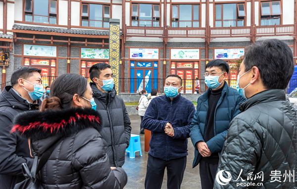 2020年12月14日，貴州省畢節市黔西縣開展疫情防控核酸應急檢測演練，現場指揮在布置檢測任務。
