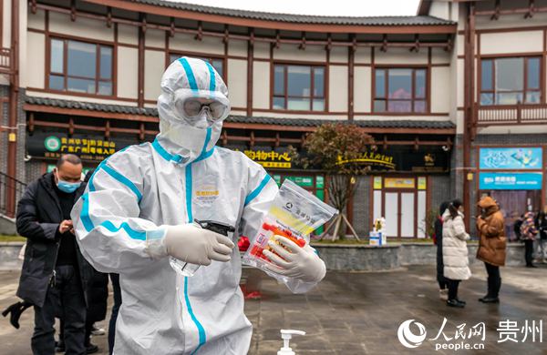 2020年12月14日，貴州省畢節市黔西縣開展疫情防控核酸應急檢測演練，醫務工作人員對標本進行消毒。