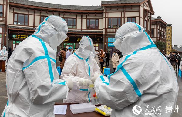 2020年12月14日，貴州省畢節市黔西縣開展疫情防控核酸應急檢測演練，醫務工作人員在校對標簽信息。