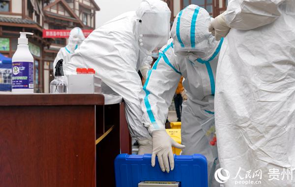 2020年12月14日，貴州省畢節市黔西縣開展疫情防控核酸應急檢測演練，醫務工作人員在封裝採集標本。