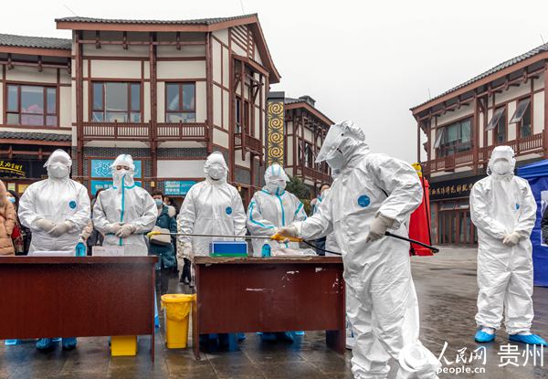 2020年12月14日，貴州省畢節市黔西縣開展疫情防控核酸應急檢測演練，工作人員進行採集后現場消殺。