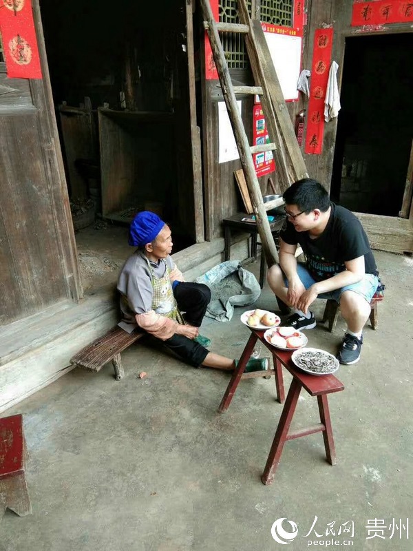 圖為走訪“親戚”王明英