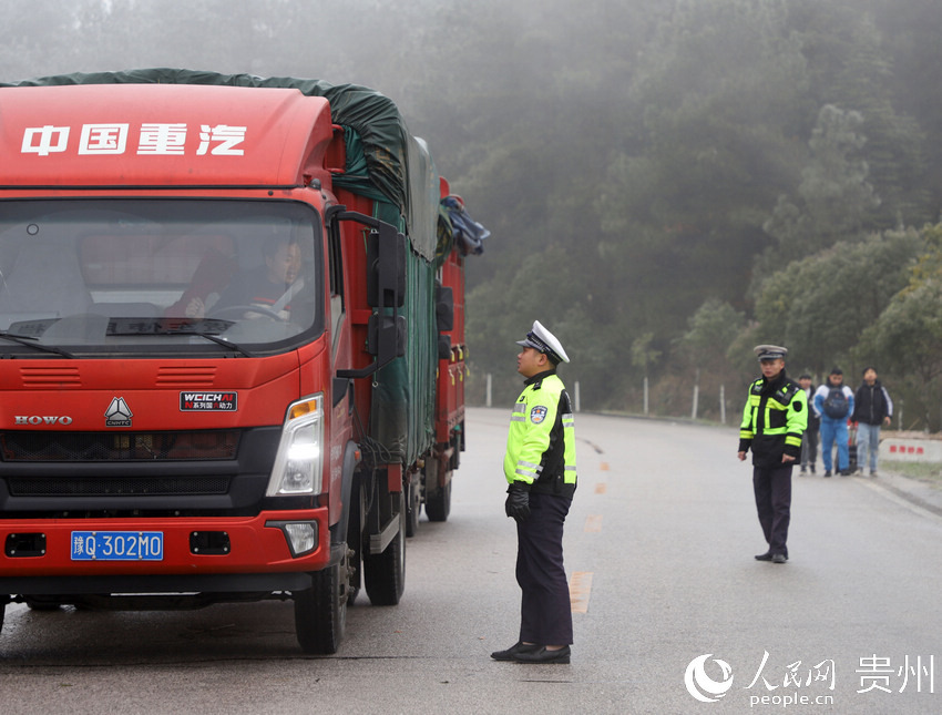 12月15日，民警在321國道貴州省丹寨縣一碗井路段勸返駕駛員。