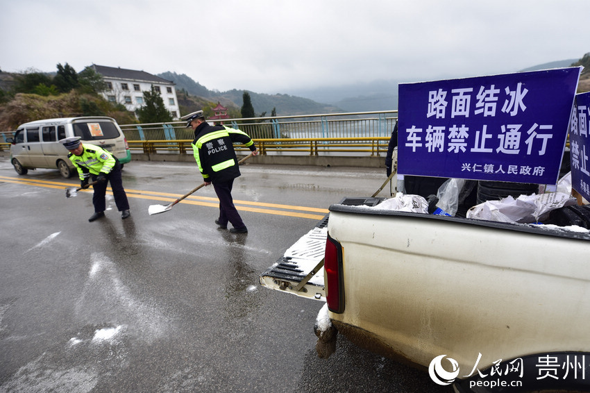 12月15日，民警在321國道貴州省丹寨縣烏壩河路段撒鹽融冰。