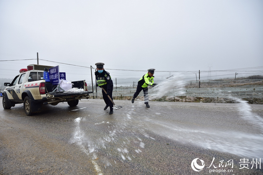 12月15日，民警在321國道貴州省丹寨縣一碗井路段撒鹽融冰。