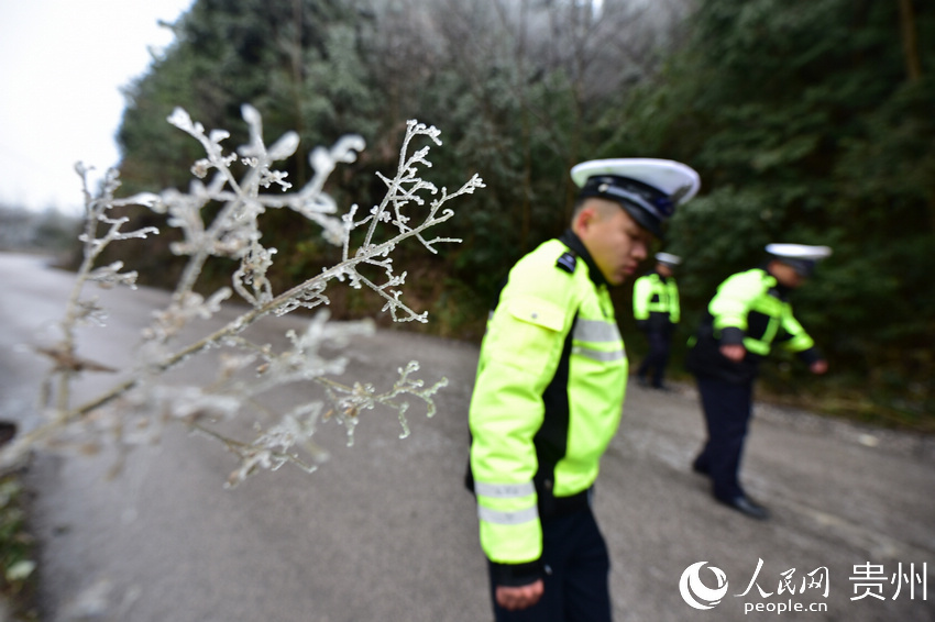 12月15日，民警在貴州省丹寨縣丹排公路巡查道路凝凍情況。