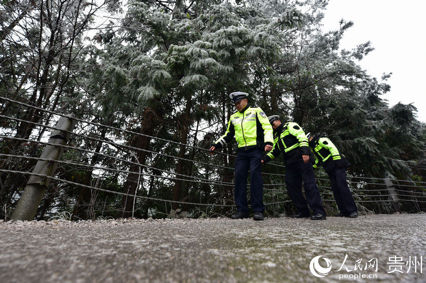 12月15日，民警在貴州省丹寨縣丹排公路巡查道路凝凍情況。