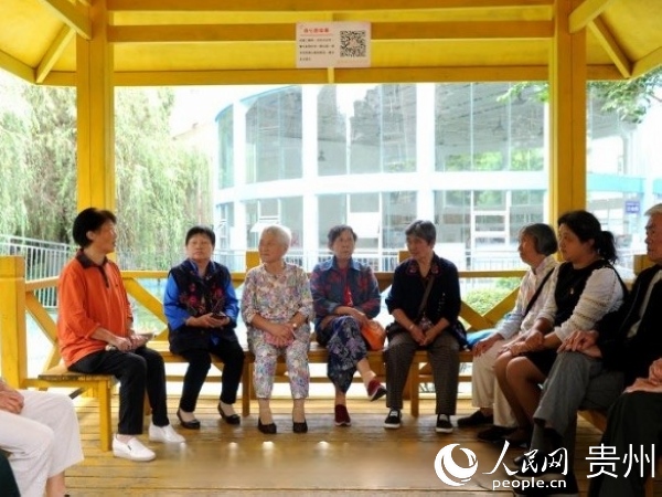 劉明先（左一）在“美好議事亭”聽取小區居民意見。觀山湖區融媒體中心供圖