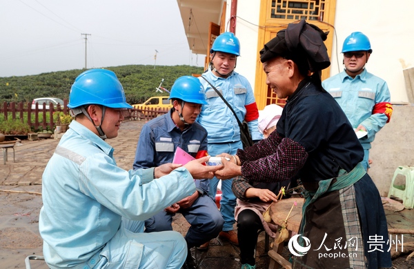 江西坡供電所員工上門為當地少數民族茶農開展用電宣傳服務。