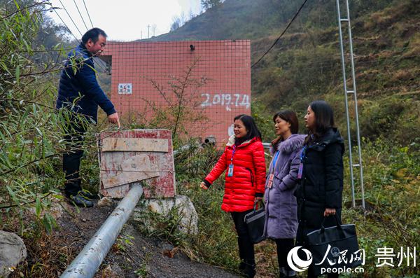 督查飲水安全項目管護使用情況。管彥博 攝