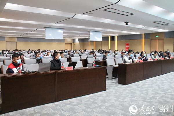 認真傾聽。貴州省地質博物館供圖