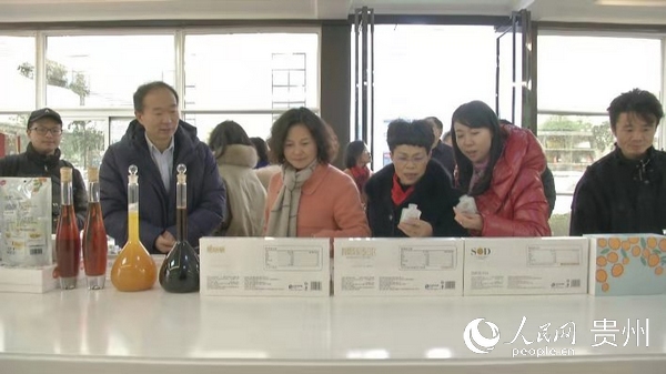 研讨会期间，与会嘉宾对天赐贵宝公司进行参观。