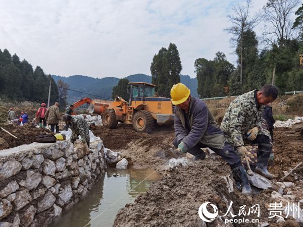 岑鞏縣天星鄉高標准農田建設項目的河堤施工現場。李昌焯 攝