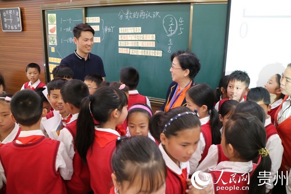 張德民給同學們帶去《分數的再認識》課程。觀山湖區融媒體中心供圖
