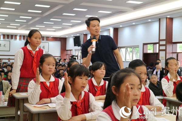 張德民在課堂上與同學進行互動交流。觀山湖區融媒體中心供圖