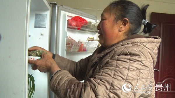 程光躍妻子正在整理冰箱。陳娟 攝