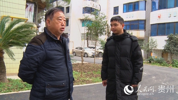 趙一澤（左）正在改造后的小區裡遛彎兒。陳娟 攝