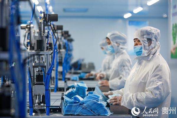 2020年11月4日，貴州菲尚醫療器械有限公司的員工在口罩生產車間內忙碌。陳曦 攝