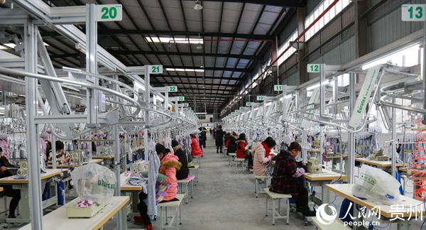 七星關經濟開發區企業華耀服裝廠生產線。張廣為 攝
