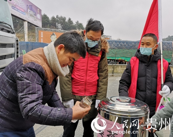 志願者為司機送去姜茶。觀山湖區融媒體中心供圖