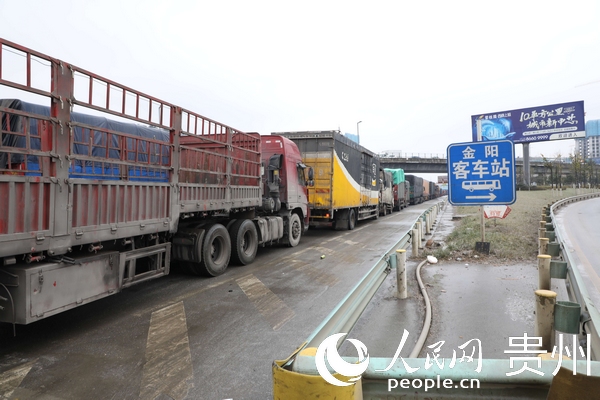 滯留車輛在高速入口前排起長隊。觀山湖區融媒體中心供圖