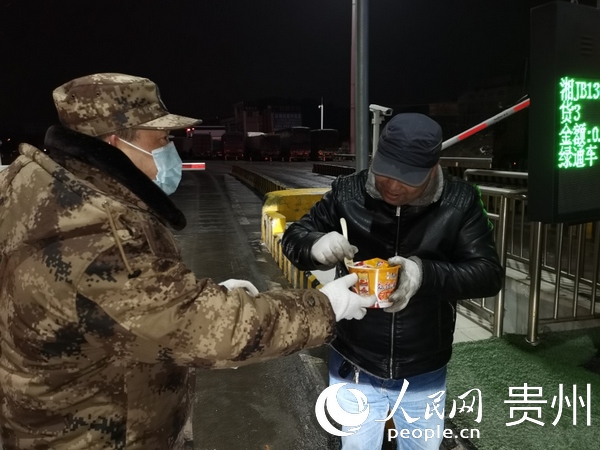 志願者為司機送上泡面。觀山湖區融媒體中心供圖