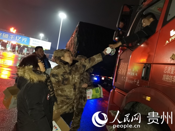 志願者為司機送上泡面。觀山湖區融媒體中心供圖