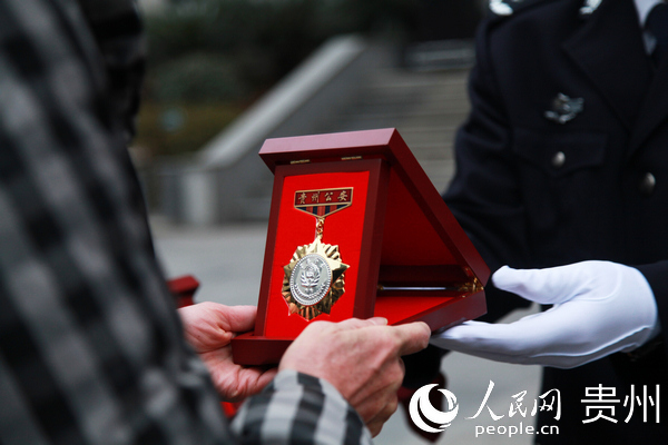 向退休民警頒發的“金盾”榮譽勛章。李宇 攝